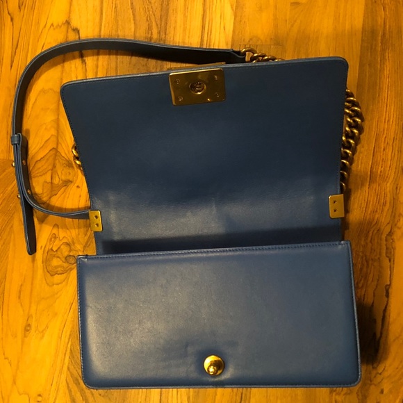 🚫SOLD🚫 Chanel Medium Boy Flap Royal Blue GHW - Picture 4 of 8